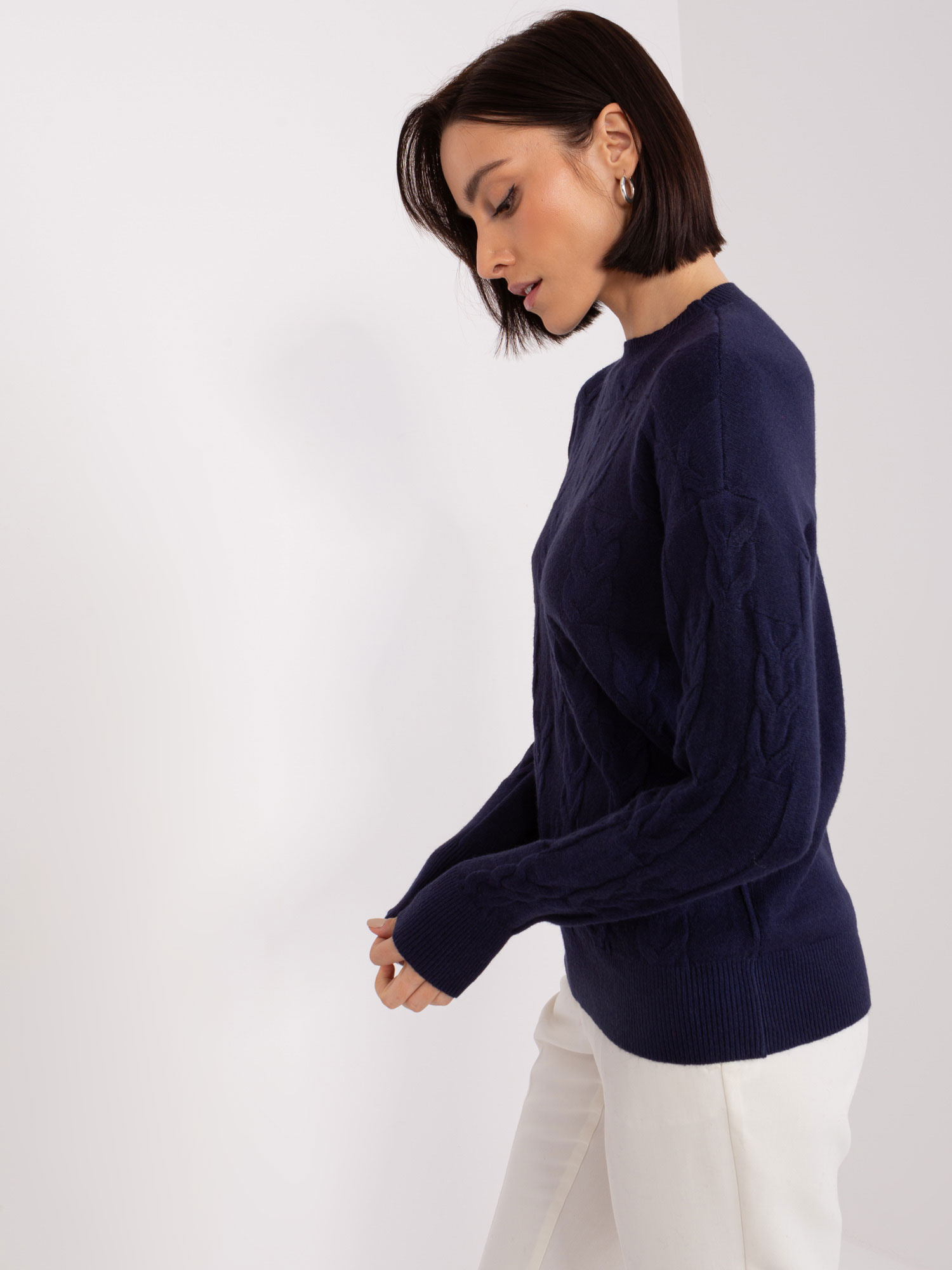 Granatowy sweter z warkoczami o luźnym kroju