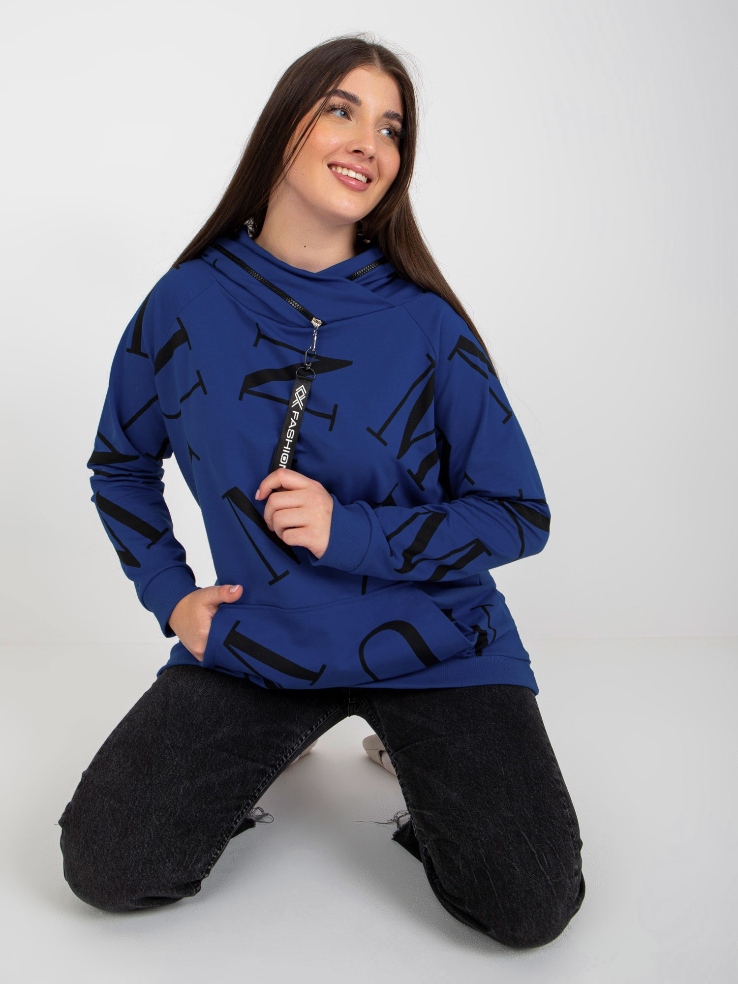 Ciemnoniebieska damska bluza plus size z literami