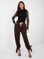 Czekoladowe dresowe spodnie z wiązanymi nogawkami