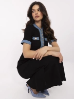 Czarna dzianinowa sukienka z jeansowymi wstawkami