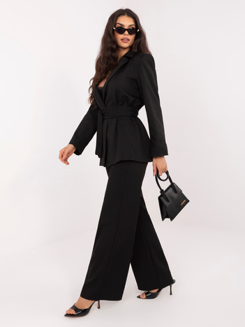Czarny damski garnitur z wiązaniem w talii