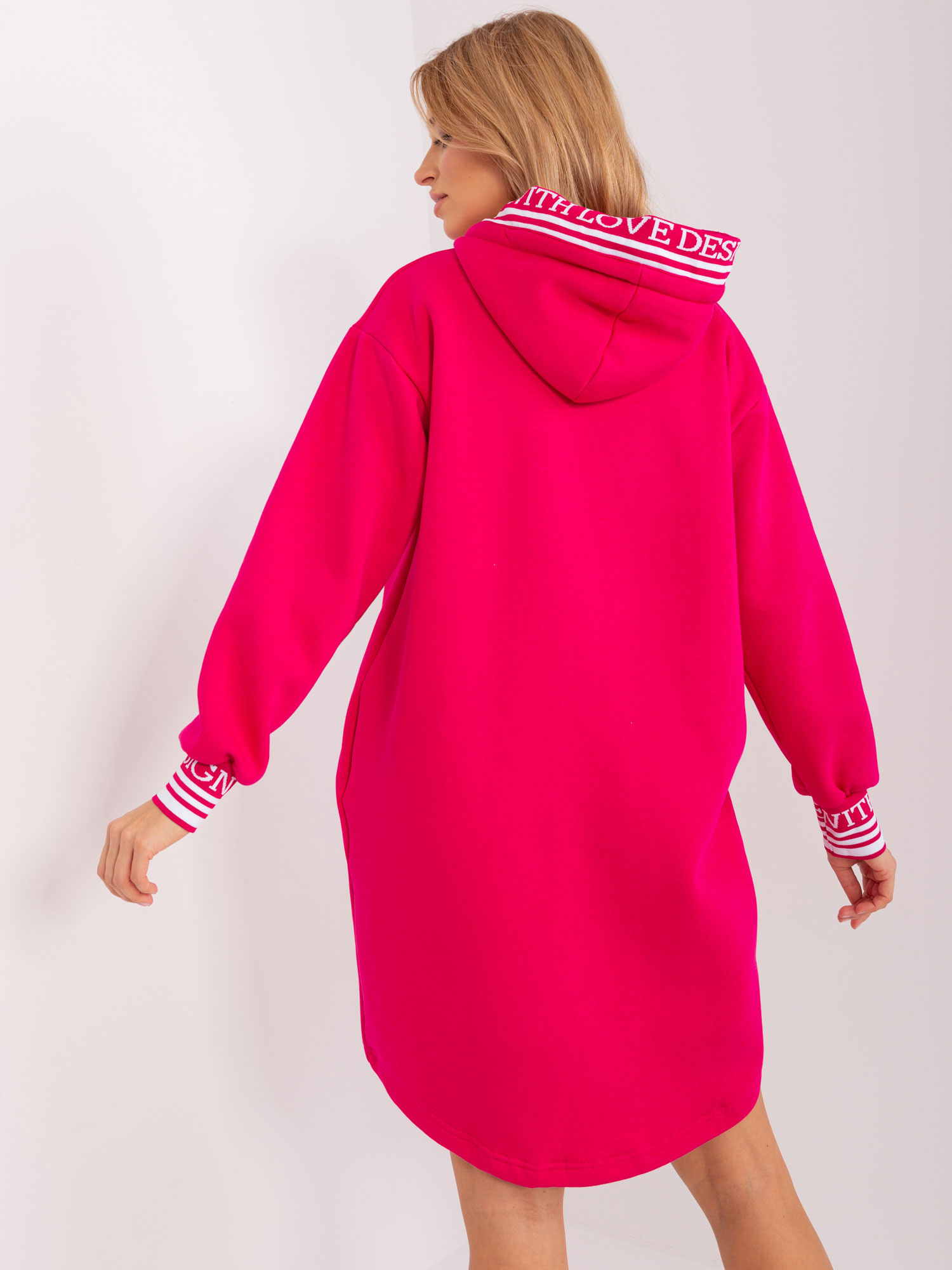 Fuksjowa sukienka dresowa o kroju oversize