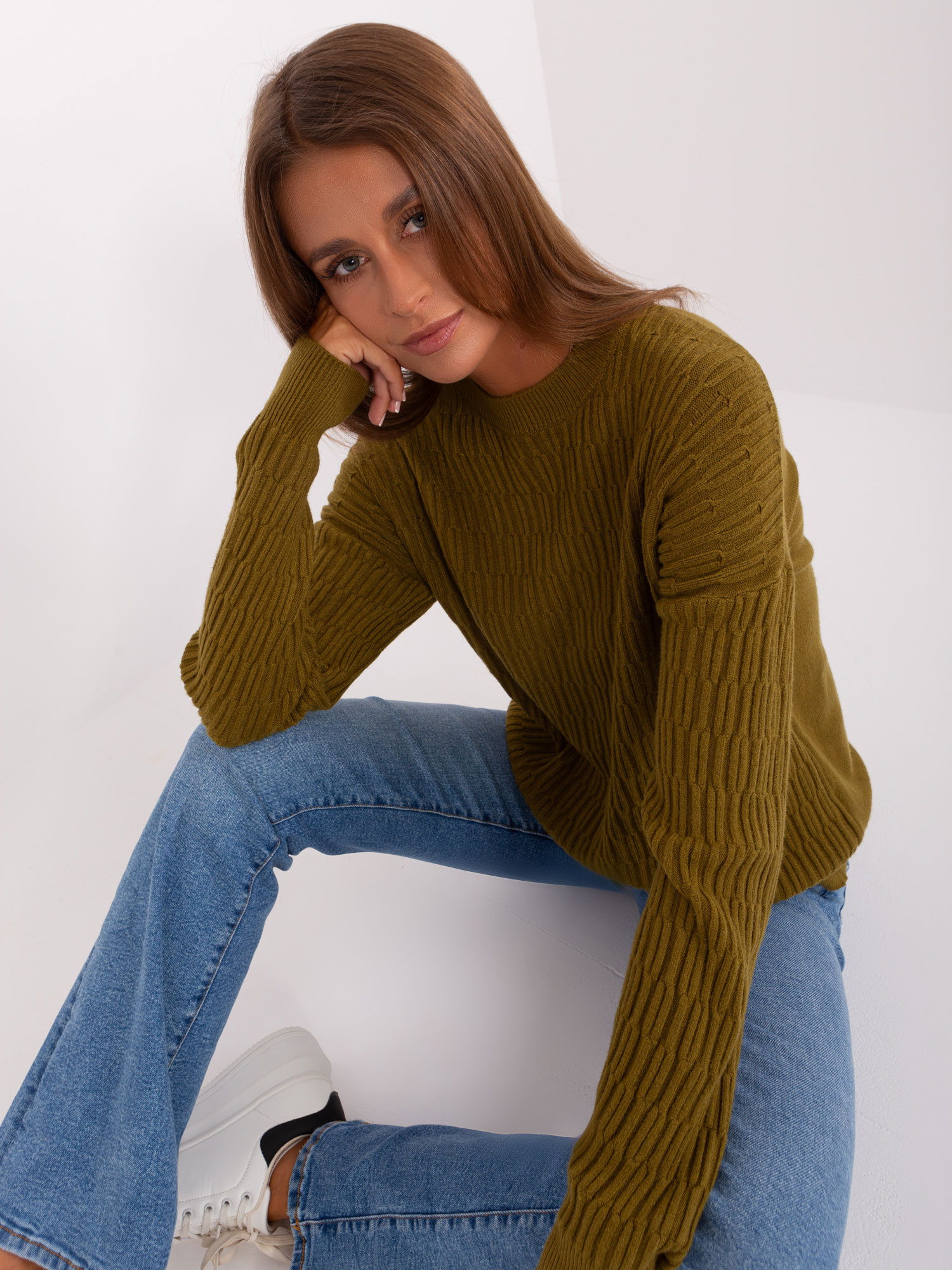 Oliwkowy damski sweter klasyczny z wiskozą