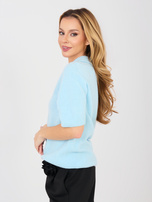 Pastelowy niebieski sweter oversize z krótkim rękawem