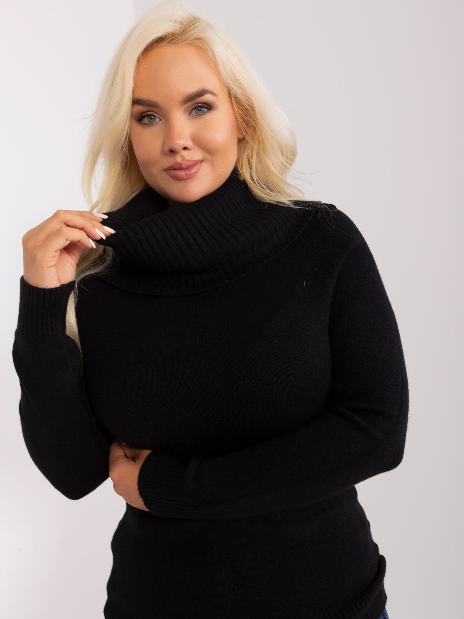 Czarny damski sweter plus size z wiskozą