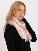 Šviesiai smėlio-peach šalikas su kutais.