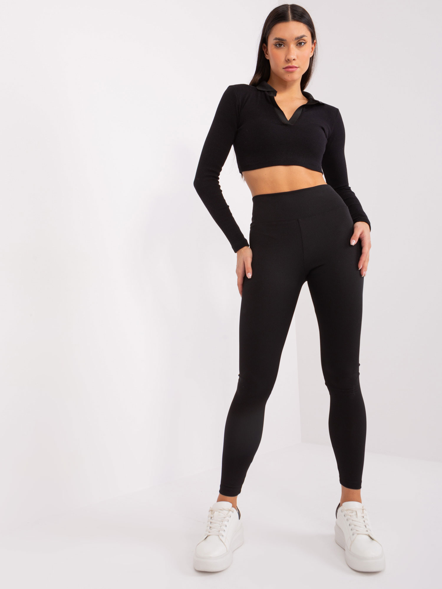 Hurtownia Czarne sportowe legginsy basic w prążek