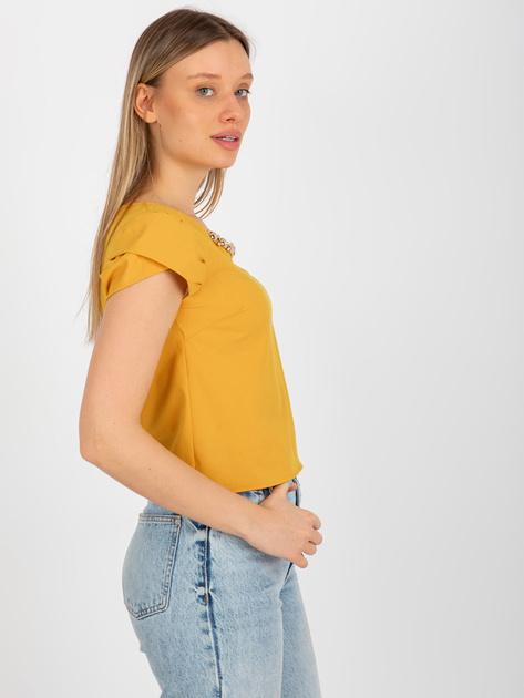 Hurt Ciemnożółta krótka bluzka wizytowa z naszyjnikiem