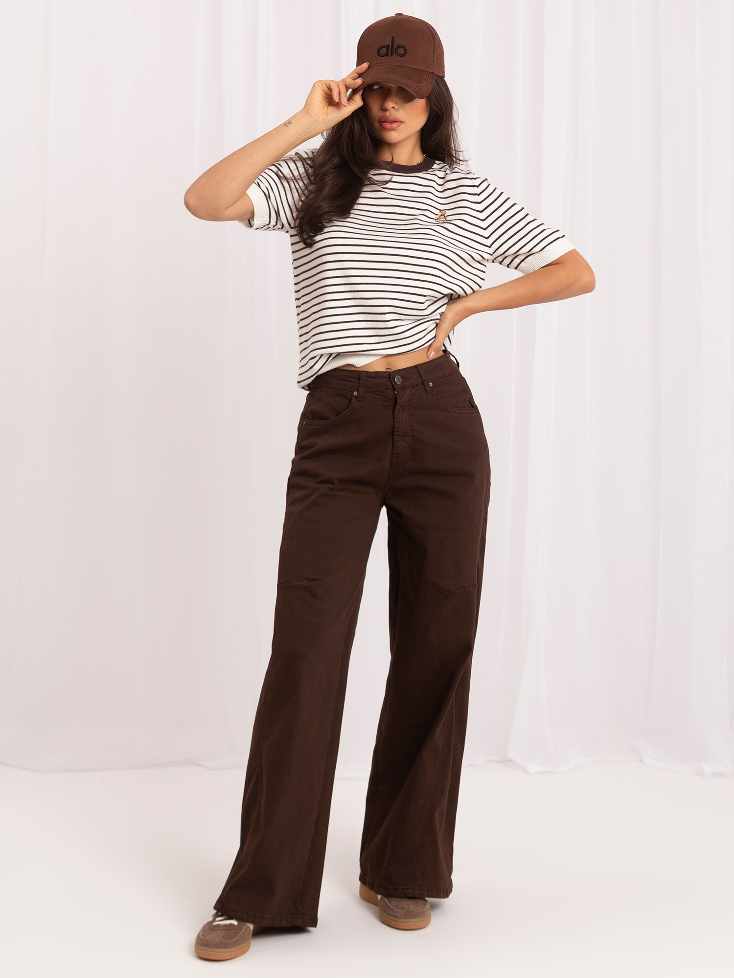 Hnědý dámský svetr v pruzích.