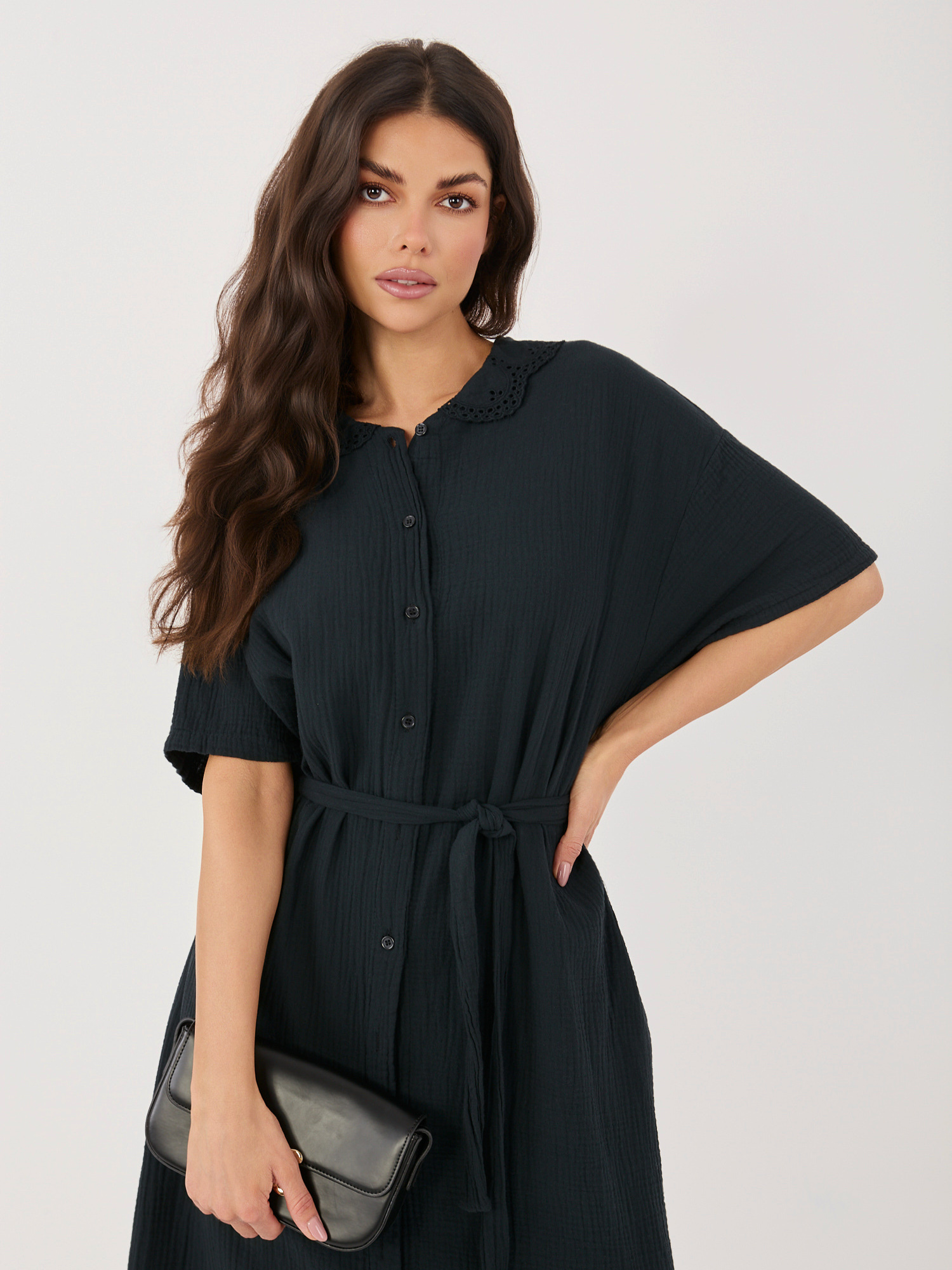 Schwarzes Hemdkleid aus Musselin.