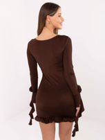Brązowa koktajlowa sukienka z drapowaniem