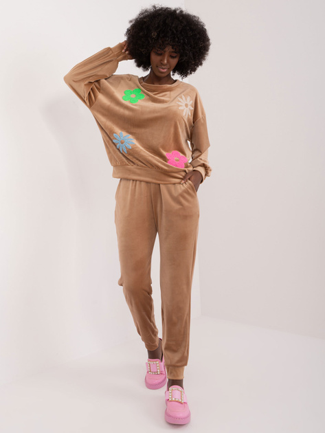 Hurt Ciemobeżowy welurowy komplet z kwiatową naszywką