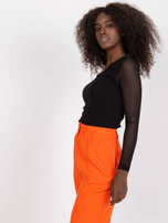 Czarna prążkowana bluzka z koronką i dekoltem w serek RUE PARIS