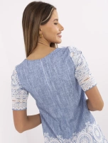 Niebieska elegancka sukienka we wzory Lidija