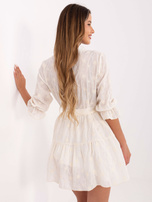 Jasnobeżowa haftowana sukienka z falbaną 