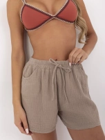 Ciemnobeżowe krótkie szorty z muślinu