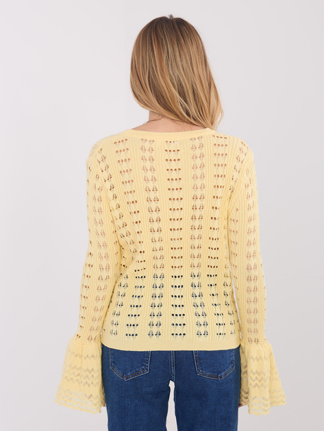 Jasnożółty sweter z ozdobnymi guzikami