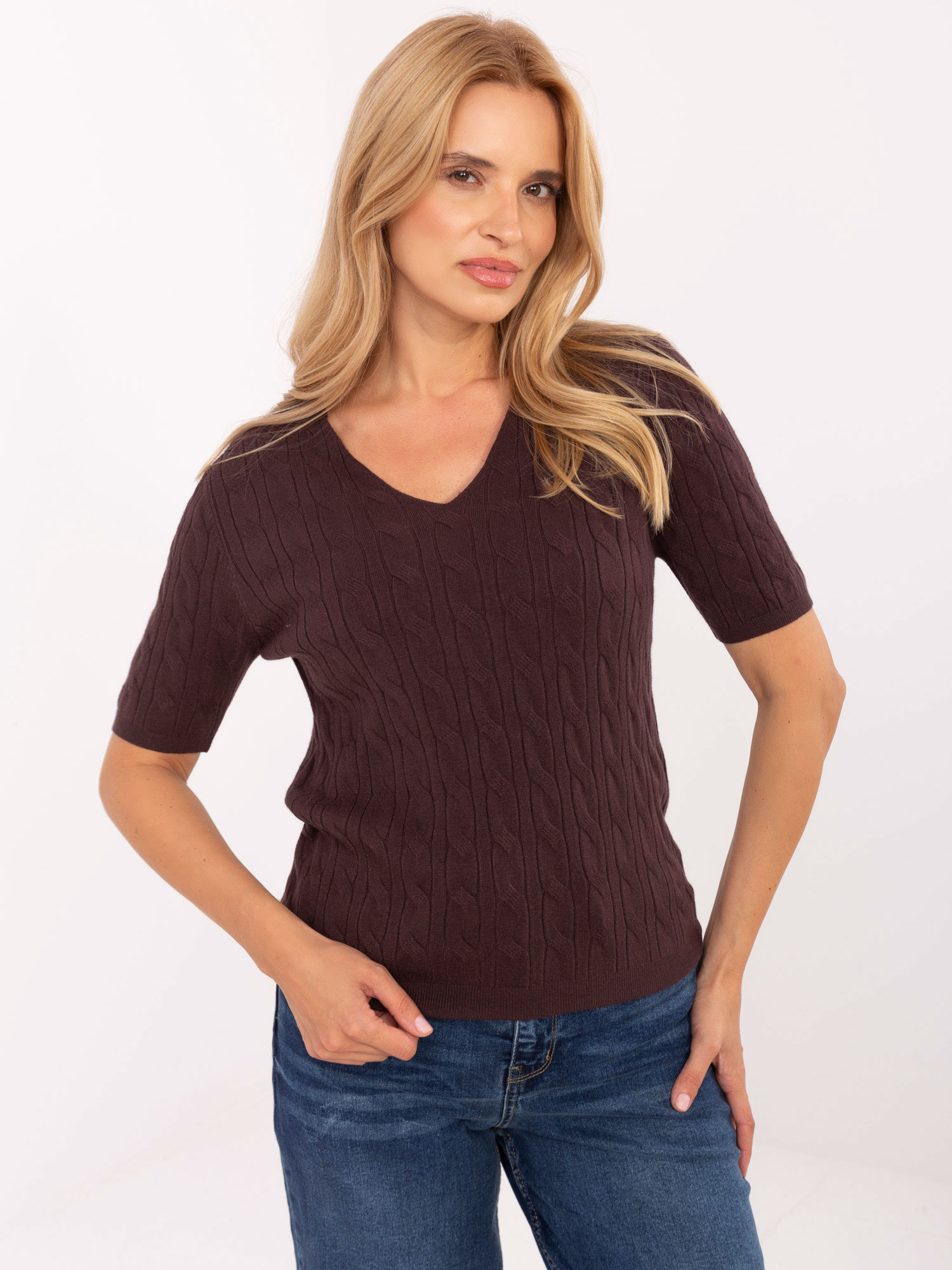 Dunkelbrauner Damenpullover mit Zöpfen.