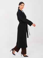 Černý dlouhý plášť s vázacím pásem.