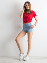 Blaue Jeans-Shorts mit hoher Taille.