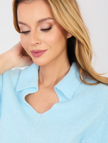 Pastelowy niebieski sweter oversize z krótkim rękawem