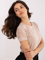 Hurt Beżowy damski t-shirt z haftem na rękawach