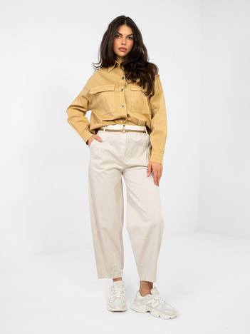 Jasnobeżowe spodnie z materiałowym paskiem