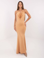Camelowa wieczorowa sukienka z odkrytymi plecami