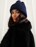 Granatowa zimowa czapka beanie z naszywką