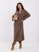 Svetlohnedé oversize sveterové šaty s golierom.