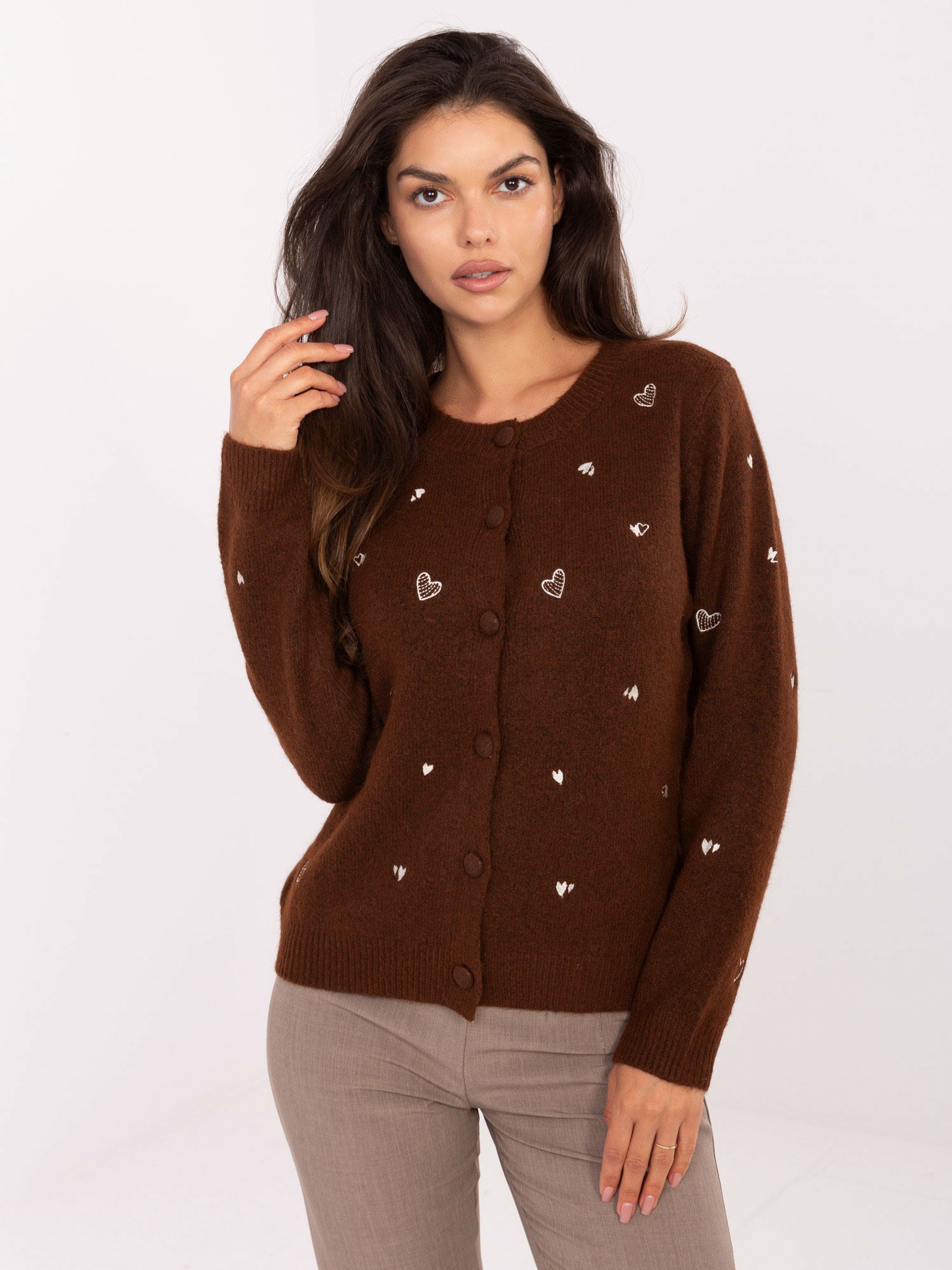 Brauner, knöpfbarer Pullover.