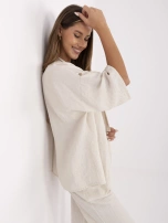 Helle beige Sommerbluse aus dem Set.