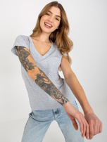 Hurtownia Szary melanżowy t-shirt basic z dekoltem V