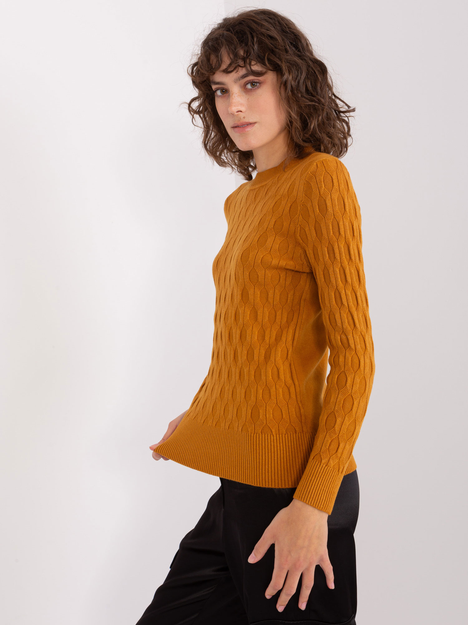 Musztardowy dzianinowy sweter klasyczny