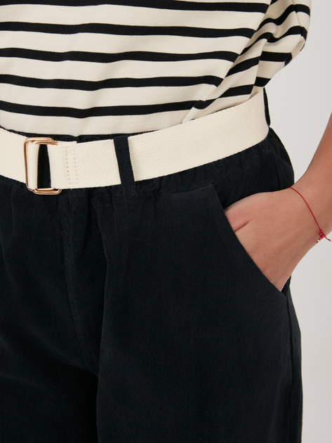 Czarne sztruksowe spodnie z kieszeniami