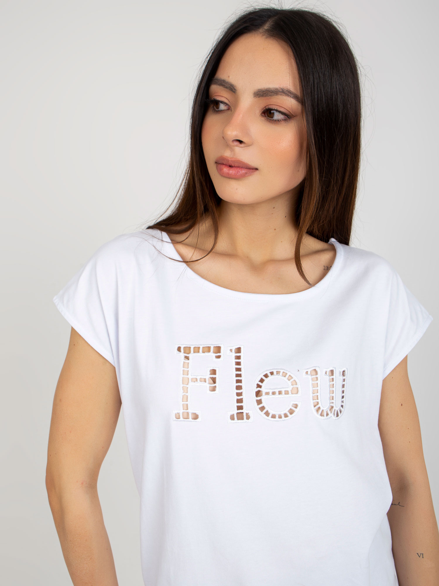 Hurt Biały damski t-shirt jednokolorowy z wycięciami