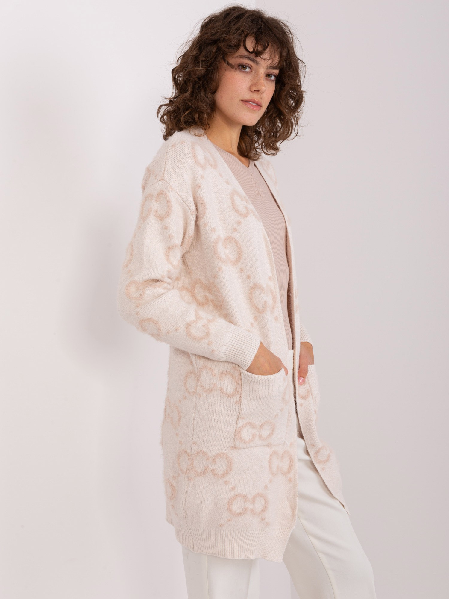 Rožinis moterų kardiganas su kišenėmis.
