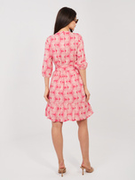 Korallenfarbiges gemustertes Kleid mit Puffärmel von SUBLEVEL.