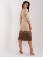 Hurt Beżowa ołówkowa sukienka koktajlowa z futerkiem