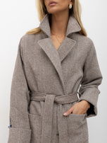 Rudos-ecru moteriškas oversize paltas su šonkauliu.