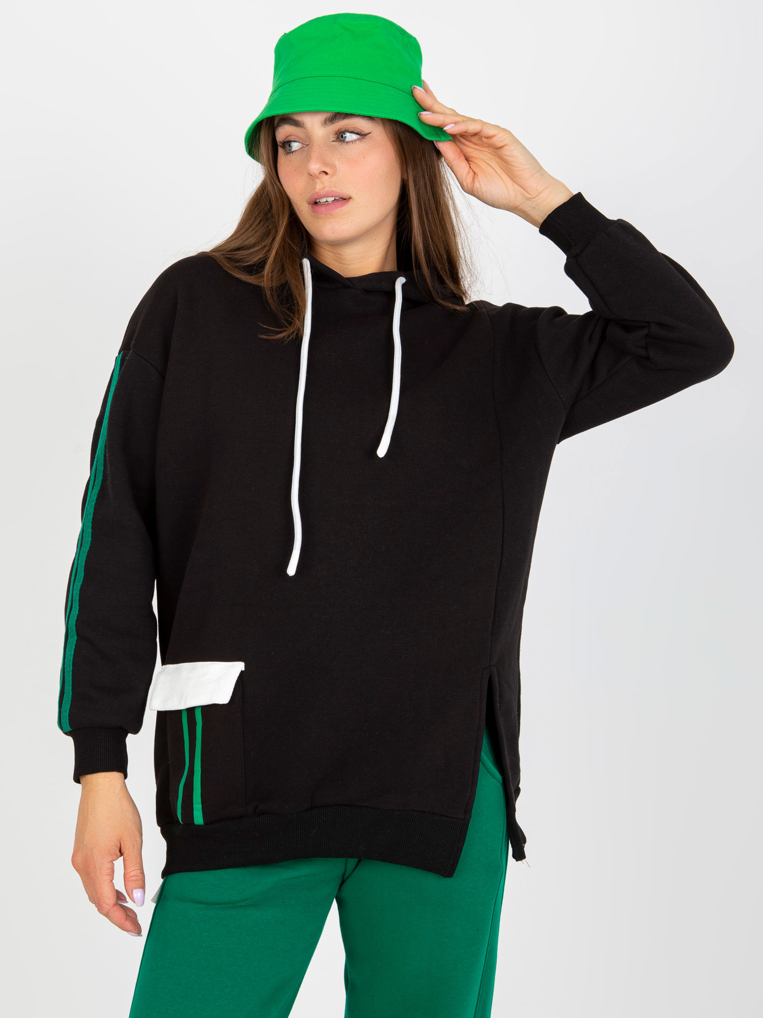 Hurtownia Czarna dresowa bluza z kapturem oversize 