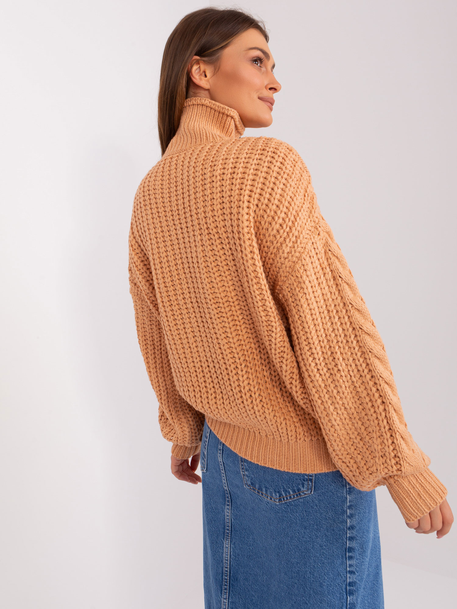 Hurt Brzoskwiniowy sweter oversize z warkoczami 
