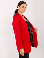 Czerwona marynarka z poduszkami na ramionach