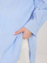 Niebieska damska koszula oversize z rozcięciami 