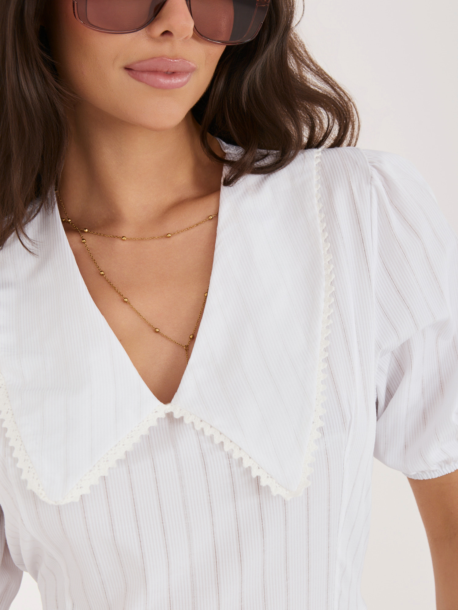 Biała rozkloszowana sukienka z kołnierzykiem  