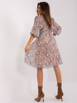 Hurt Ciemnobeżowa luźna sukienka we wzór kwiatów