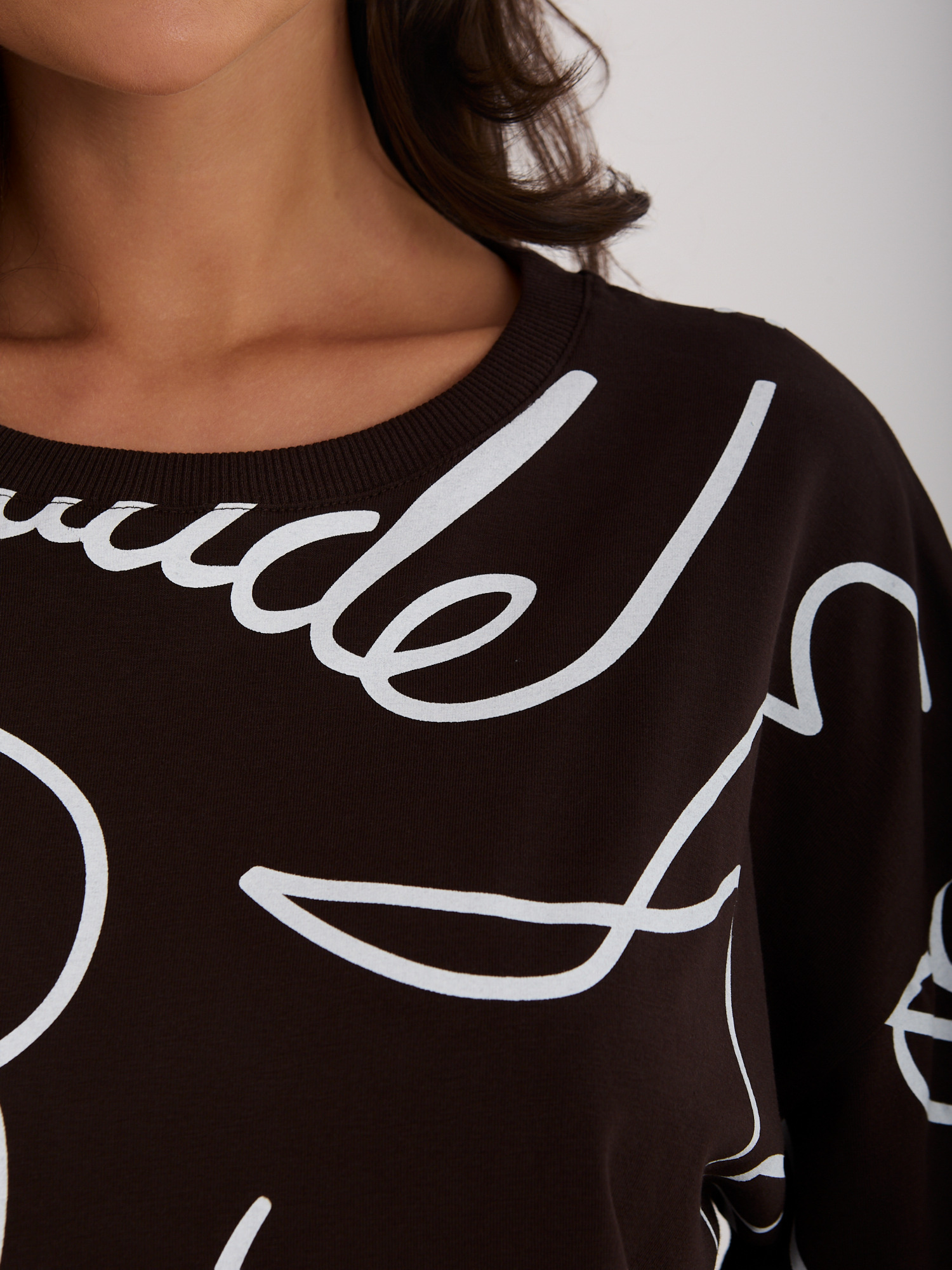 Czekoladowa damska bluzka z napisami RUE PARIS 