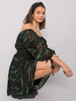 Schwarz-grünes Off-Shoulder-Kleid mit Drucken von Philippi.