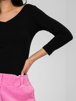 Czarna dopasowana bluzka basic z dekoltem V RUE PARIS 