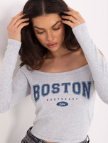 Světlosivá blůza s holými rameny s nápisem Boston.